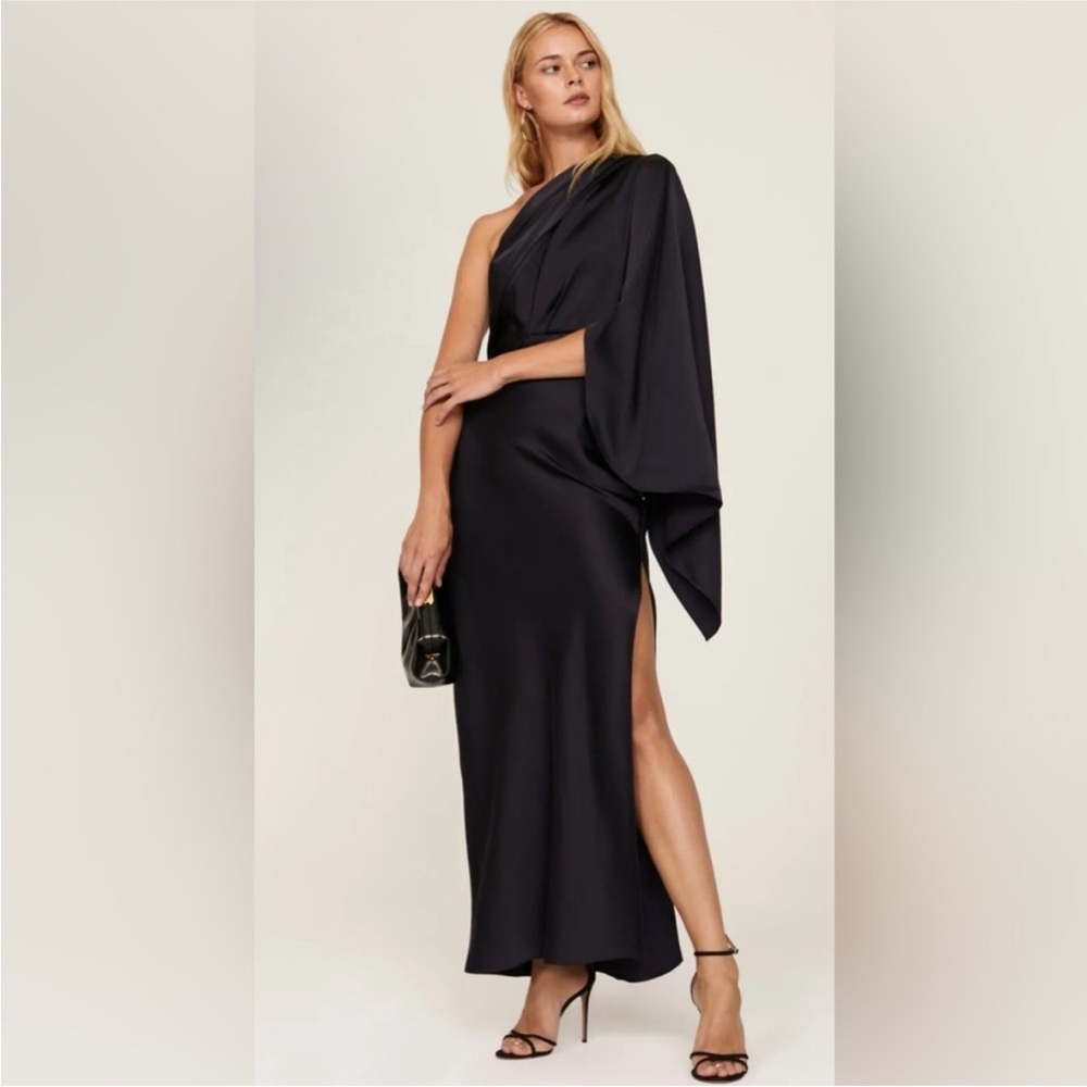 Elegant Black One-Shoulder Maxi Dress
